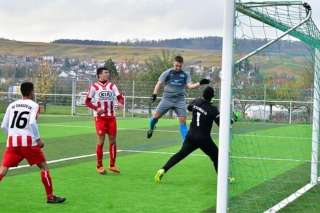 Bild 7: SV Jestetten besiegt den FC Tiengen 08 auf dem Kunstrasen in Erzingen mit 2:0 &ndash; und wir haben Bilder!