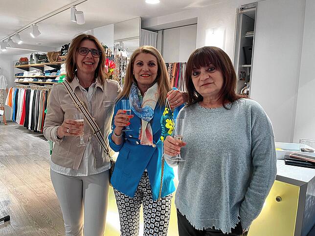 Oben ohne (von links): Kundin Melanie Ehrat, Alba Pisano, Inhaberin der Boutique Domino Moden in Waldshut, und Toni Vassalli freuen ...