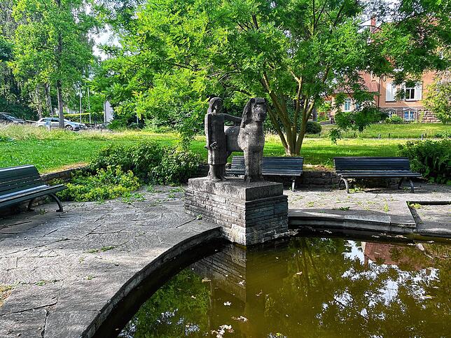 Die Figur &bdquo;Mein Pony&ldquo; wurde 1957 aufgestellt und stammt von Künstler Adolf Schmidt. Sie steht am Kaufmannbrunnen vor der ...