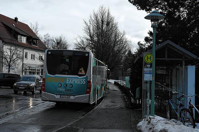 Jede halbe Stunde und am Wochenende bis 24 Uhr: Künftig sind die Busse in Richtung Friedrichshafen besser getaktet und fahren öfter.