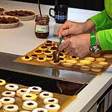 Die Marmelade für die Hildabrötchen wird exakt auf dem ausgestochenen Teigling plaziert.