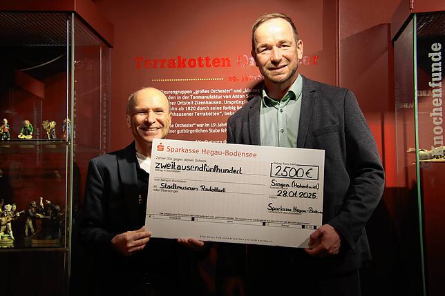 Damit es mit der Restaurierung klappt, hat das Stadtmuseum von der Sparkasse 2500 Euro bekommen. Den Scheck nimmt Museumsleiter Rüdiger ...