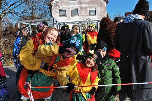 Bild 8: Narrenbaum in Leimbach – Umzug mit Tradition und Rast
