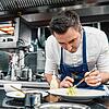 Kevin Leitner ist Küchenchef im Hotel Kaiserhof Ravensburg. Der „Kaisersaal“ im Hotel wurde zum ersten Mal mit einem Stern ausgezeichnet.