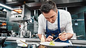 Kevin Leitner ist Küchenchef im Hotel Kaiserhof Ravensburg. Der „Kaisersaal“ im Hotel wurde zum ersten Mal mit einem Stern ausgezeichnet.