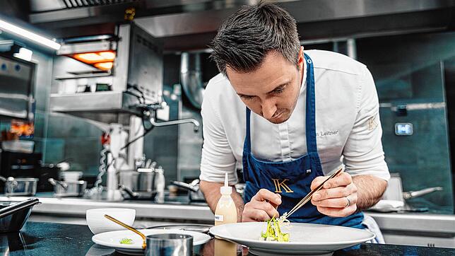 Kevin Leitner ist Küchenchef im Hotel Kaiserhof Ravensburg. Der „Kaisersaal“ im Hotel wurde zum ersten Mal mit einem Stern ausgezeichnet.