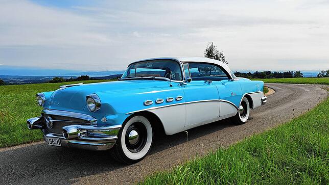 Mit der langen Heckflosse, den Weißrandreifen und der zweigeteilten Lackierung entspricht der Buick seiner Zeit.