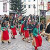 Eine große Schar Geißenmeckerer und Geißenmägde führt den Kindermaskenumzug rund ums Narrendorf Schonach.