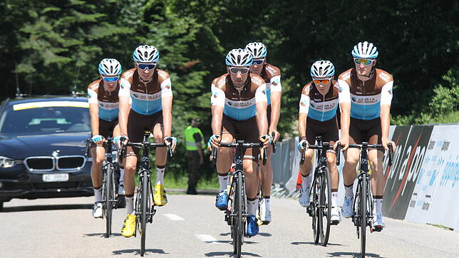 Teamarbeiter: Der Albbrucker Radprofi Nico Denz (rechts) fuhr mit seinen Mannschaftskollegen von AG2R La Mondiale beim Großen Preis des ...