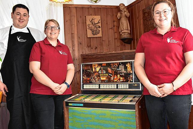 Oliver, Verena und Nina Weisser (von links) stehen für die Zukunft der Gaststätte in Untermettingen und freuen sich über den Zuspruch, ...