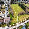 Blick auf die große Wiese im Kurgebiet, links die Häuser im Farnweg, unten die Oberförster-Ganter-Straße. Unser Bild stammt von April 2021.