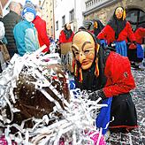 Während der Sonntagsumzug in Konstanz regnete es Konfetti und alle Hexen hatten Vergnügen, die Zuschauer zu strählen.