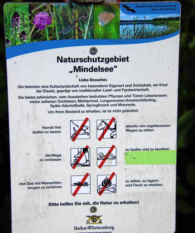 Am See gelten einige Vorschriften, doch ein Hinweis ist abgeklebt. Der Grund: Die Gemeinde möchte alles vermeiden, was auf eine richtige ...
