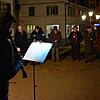 Klarinettist Martin Weiss leitet die Mahnwache gegen Antisemitismus musikalisch ein, zu der die beiden Kirchen eingeladen hatten.