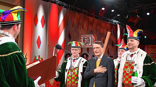 Karl Lauterbach wird zum Laufnarr geschlagen. Er legte den Schwur vor Narrenschreiber Marcel Reiser (links) ab. Als Paten fungierten ...