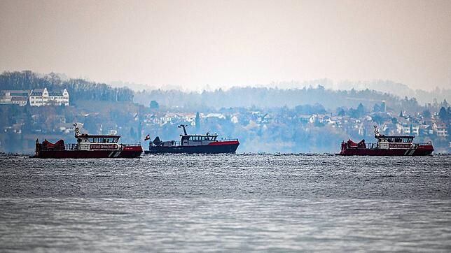 Nachdem die gekenterte Jolle im Bodensee vor dem Schweizer Ufer gefunden worden war, suchten Wasserschutzpolizei, die Schweizer ...
