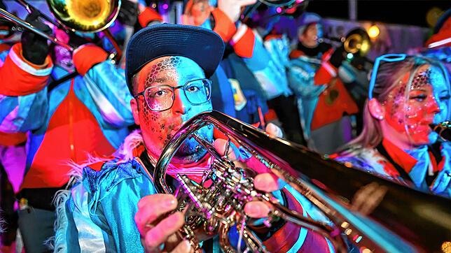 Die Gundelsteiner auf der Außenbühne der Wellendinger Festmeile sorgen für Hochstimmung. Viele Gäste gratulieren den Fröschen zum ...