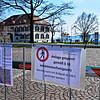 Eines der Sperrungsschilder in Ludwigshafen (mit dem Zollhaus im Hintergrund). Wer die Zäune missachtet, muss mit Strafen rechnen. Es ...