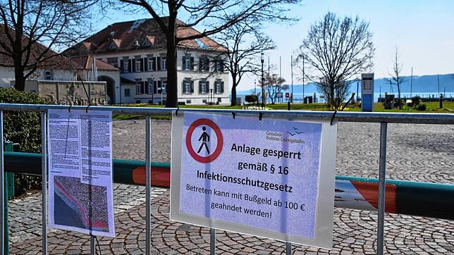 Eines der Sperrungsschilder in Ludwigshafen (mit dem Zollhaus im Hintergrund). Wer die Zäune missachtet, muss mit Strafen rechnen. Es ...