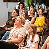 Das Publikum genießt mit viel Abstand die Appetizer-Show zum neuesten Gloria-Musicals &bdquo;Tommy Tailors Traumfabrik&ldquo;.
