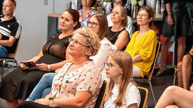 Das Publikum genießt mit viel Abstand die Appetizer-Show zum neuesten Gloria-Musicals &bdquo;Tommy Tailors Traumfabrik&ldquo;.