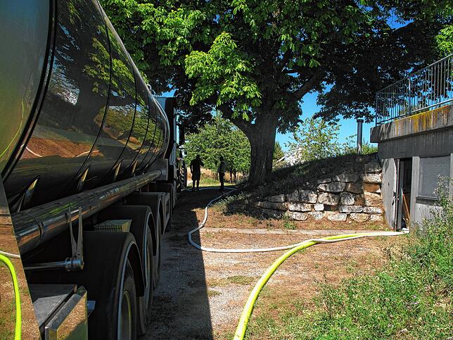 Das Wasser wurde von den Tankwagen in den Hochbehälter gepumpt, bis er wieder aufgefüllt war. Mehrere Wagenladungen waren notwendig.