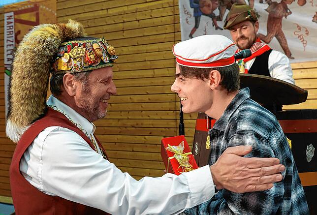 Schulterklopfen vom Zunftpräsident Martin Schäuble (links) für Gardist Felix Bromma, der in der Bütt ganz in die Fußstapfen seines ...