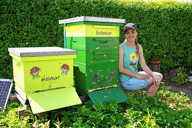 Bollenhüte zieren die Bienenkästen von Nina Spiegel.