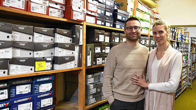 Falk und Fanni Wöhrle im Lager ihres Schuhhauses in der Freiheitstraße in Singen.