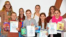 Die Siegerinnen mit der Jury (von links): Deutschlehrerin Laura Voss, Ellen Bielinski, Vorjahressiegerin Martha Holtfreter-Keller, ...