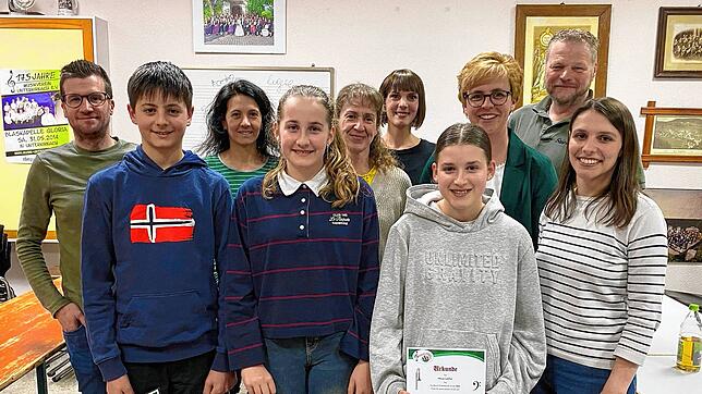 Die Gewählten und die Geehrten im gemeinsamen Bild. Das sind (von links) Daniel Dold, Robin Peter, Kornelia Peter, Hanna Krause, Martina ...
