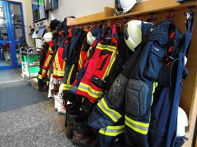 Die Platzprobleme im Feuerwehrhaus macht die zusätzliche provisorischen Umkleide im Flur deutlich.