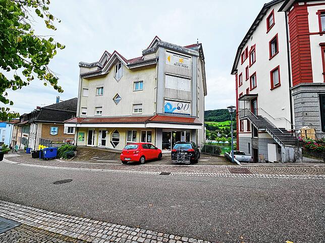Wo früher Edeka-Sulger war, steht seit 2004 an der Andelsbachstraße dieses Wohn- und Geschäftshaus. Es beherbergt einen Friseursalon und ...