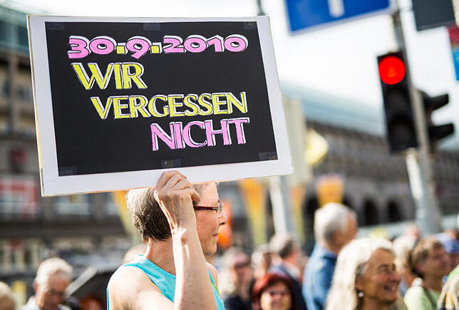 "30.9.2010 – Wir Vergessen Nicht" steht bei der "7 Jahre Schwarzer Donnerstag" Kundgebung am Hauptbahnhof in Stuttgart ...