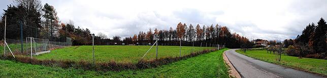 Auf dem Sportplatz von Schloss Hohenfels soll ein Kultur- und Veranstaltungshaus entstehen.