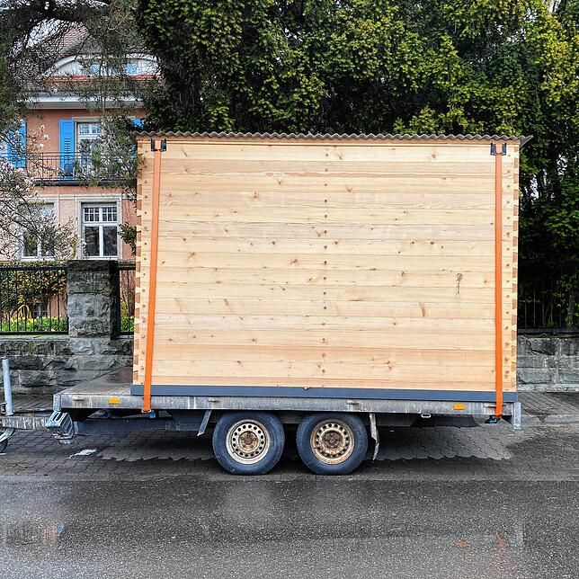 Bild 1: Eine parkende Sauna: Die Nachbarn ärgern sich!