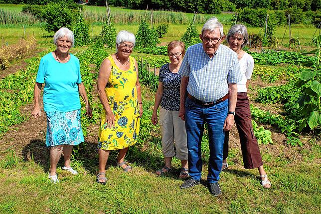 Beim jüngsten Sommerfest kamen Gärtnerinnen und Freunde des Sortengartens zusammen: (von links) Hiltrud Hegmann, Gerda Baier, Gisela und ...
