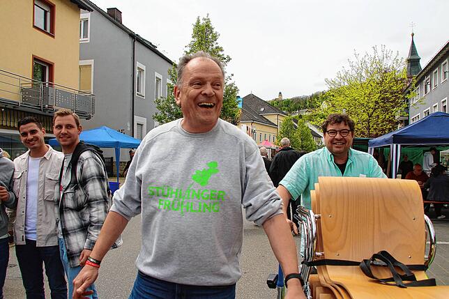 Reinhard Schmitt und Richard Beil vom HGV hatten alle Hände voll zu tun am Wochenende beim 34. Stühlinger Frühling.