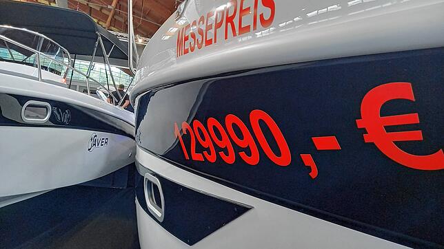 Schnäppchenpreis? Ein rabattiertes Motorboot auf der Messe Interboot in Friedrichshafen. Die Lager der Hersteller sind voll. Mit ...