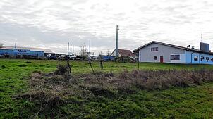 Dieses Grundstück beim Feuerwehrhaus Rickenbach (rechts im Hintergrund) gehört dem Autohaus Stoll. Die CDU schlägt vor, es gegen ein ...