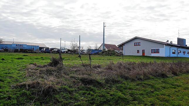 Dieses Grundstück beim Feuerwehrhaus Rickenbach (rechts im Hintergrund) gehört dem Autohaus Stoll. Die CDU schlägt vor, es gegen ein ...