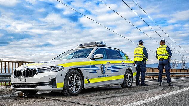 Die Kantonspolizei Aargau im Einsatz (Symbolbild). Sie sucht immer noch nach dem am 17. Juli in Baden entflohenen Häftling.
