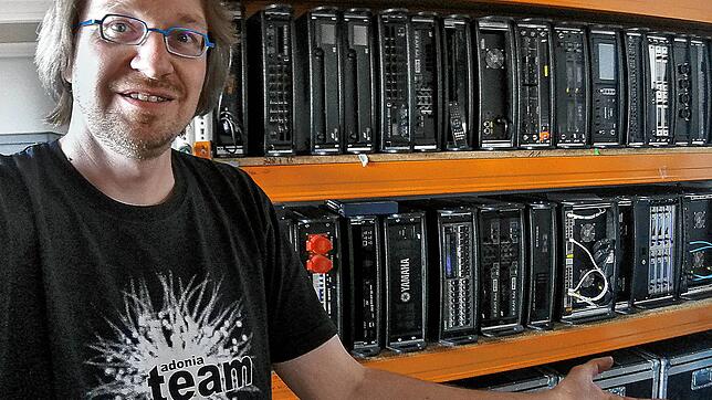 Uwe Smid steht vor seinen technischen Anlagen. Durch die Corona-Krise sind über Nacht alle seine Aufträge für Veranstaltungen weggebrochen.