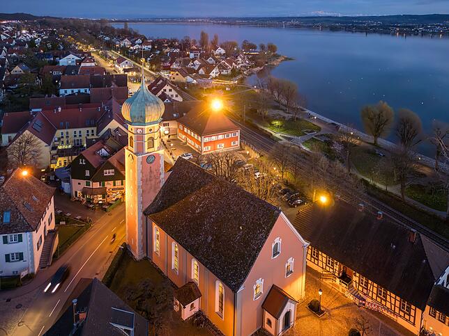 Die katholische Kirche St. Nikolaus in Allensbach mit ihrem markanten Zwiebelturm.