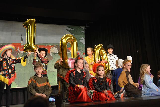 Die Narrenzunft feiert ihr 100. Jubiläum und die kleine Tanzgruppe gratuliert.