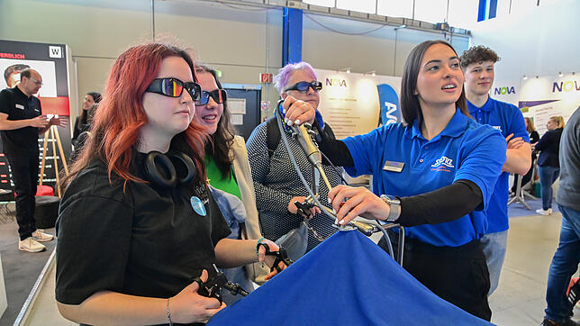 Auf der Jobs For Future können die Besucher die Anforderungen von verschiedenen Berufen ganz handfest ausprobieren – zum Beispiel hier ...