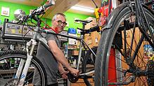 Markus Fritz-Leiss ist der Chef in der Werkstatt der „Radmeise“ in Waldshut-Schmitzingen.