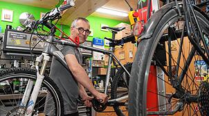 Markus Fritz-Leiss ist der Chef in der Werkstatt der „Radmeise“ in Waldshut-Schmitzingen.