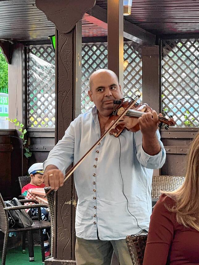 In den typisch ungarischen Rastaurants und Lokalen gibt es ungarische Musik dazu.