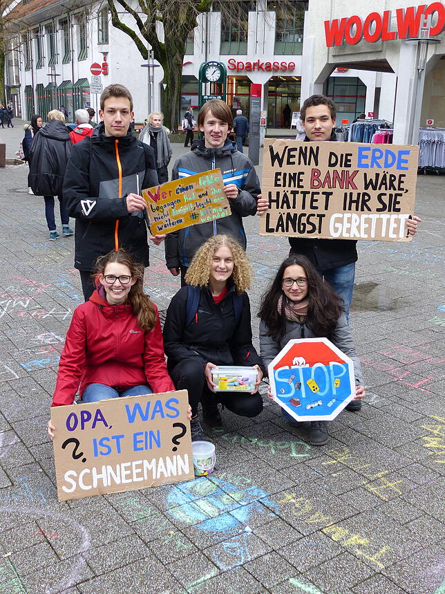 Können zufrieden mit dem Ergebnis sein: die Hauptorganisatoren (von links, hinten) Benjamin Henkes, Jakob Stolze, Nicola Koch und (von ...